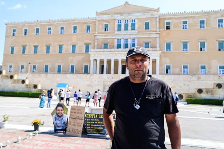 Τέμπη: Πατέρας θύματος κάνει απεργία πείνας και δίψας στο Σύνταγμα – Ζητά την εκταφή του παιδιού του