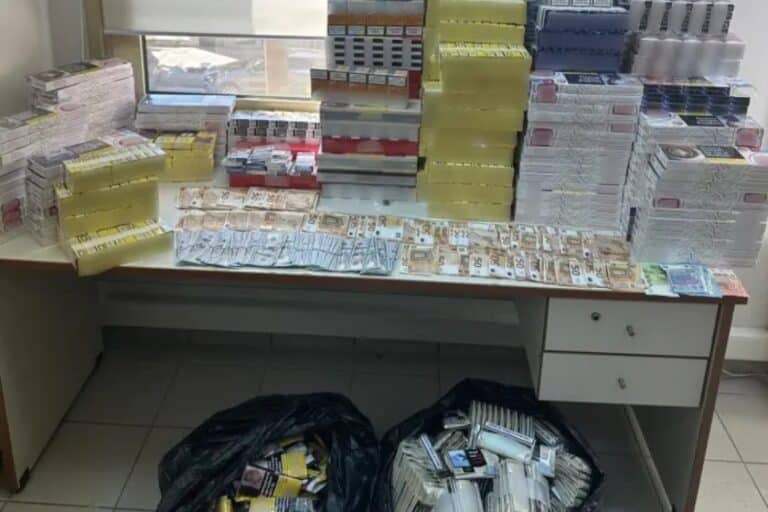 Θεσσαλονίκη: Συνελήφθη άνδρας με πάνω από 2.800 λαθραία πακέτα τσιγάρα και 18 κιλά καπνό