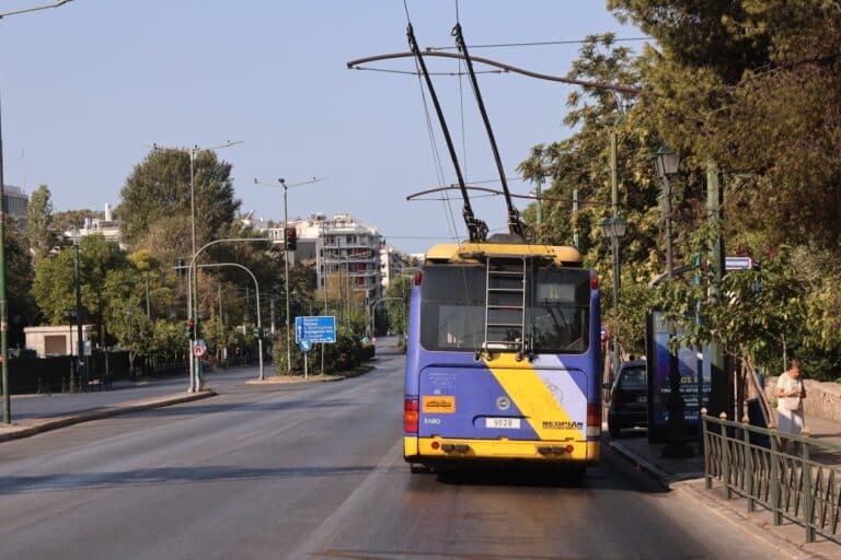 Νεαρή δέχτηκε σεξουαλική παρενόχληση σε τρόλεϊ στην Αθήνα – «Φώναζα αλλά δεν ήρθε κάποιος» (βίντεο)