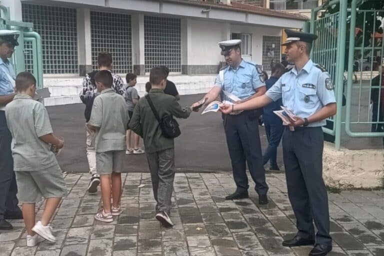 Φλώρινα: Η Τροχαία μοίρασε ενημερωτικά φυλλάδια για την ασφαλή μετακίνηση των μαθητών στα σχολεία