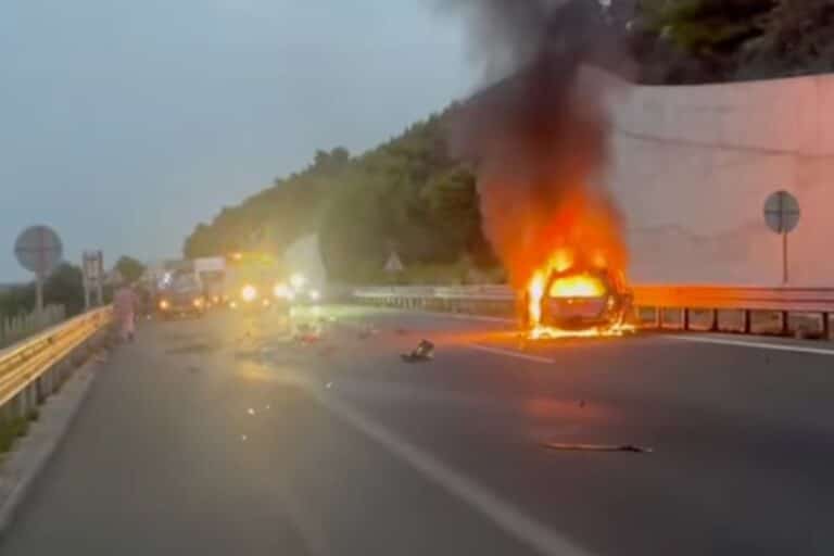 Τραγωδία στην Αθηνών-Πατρών: Απανθρακώθηκε οδηγός σε τροχαίο μετά από σύγκρουση δύο οχημάτων (βίντεο)