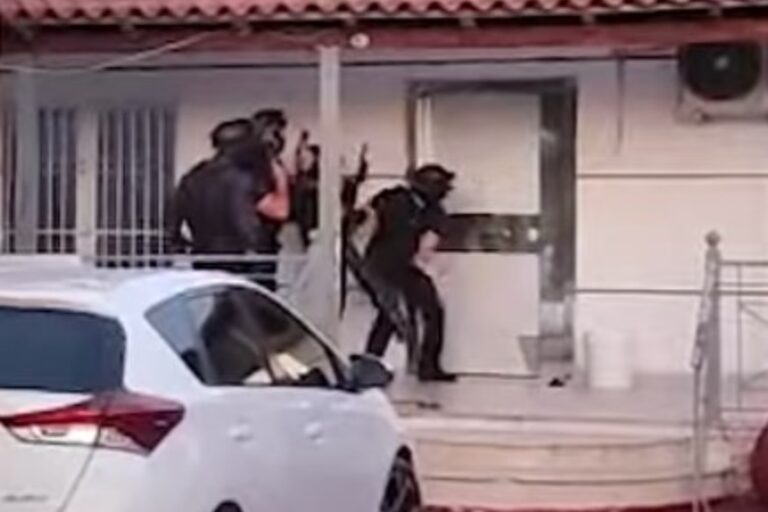 Σε εξέλιξη επιχείρηση της ΕΛ.ΑΣ. στο Ζεφύρι – Εντοπίστηκαν και κατασχέθηκαν όπλα, οκτώ συλλήψεις (βίντεο)