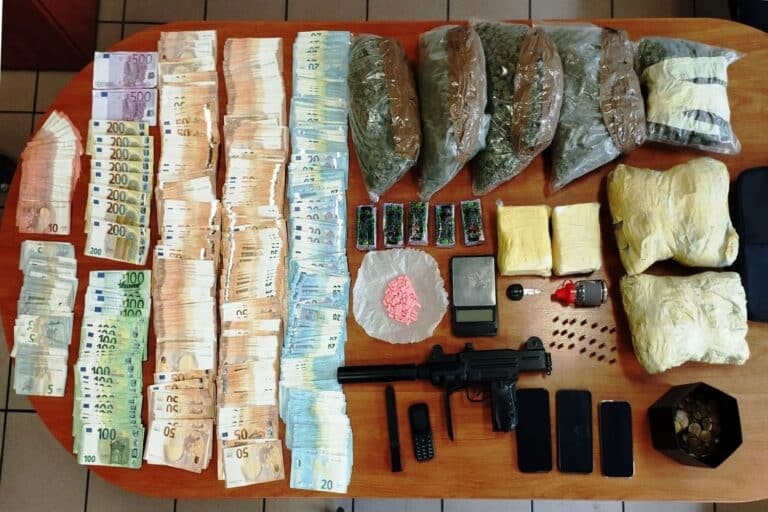 Χίος: Συνελήφθησαν δύο νεαροί για διακίνηση ναρκωτικών – Είχαν κρύψει κάνναβη στα αυτοκίνητα (εικόνες)