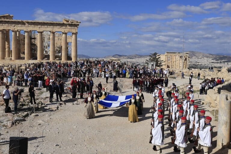 Σαν σήμερα: 81 χρόνια από την απελευθέρωση της Αθήνας – Η έπαρση της σημαίας στην Ακρόπολη και το μήνυμα του Δένδια