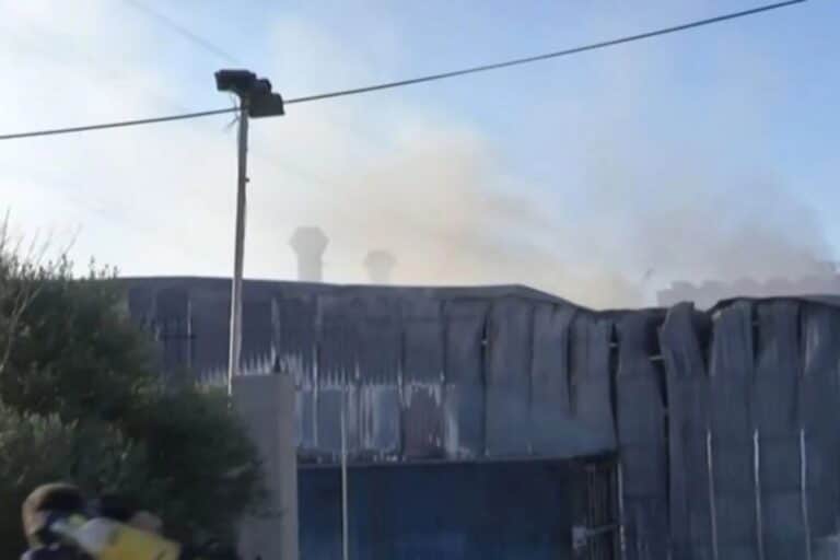 Ασπρόπυργος: Σε ύφεση η φωτιά σε χώρο επιχείρησης (βίντεο)