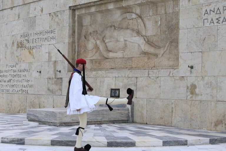 Δρ Ευάγγελος Στεργιούλης (Υποστράτηγος ε.α.): «Η Ελληνική Αστυνομία και η προστασία του Μνημείου Αγνώστου Στρατιώτη»