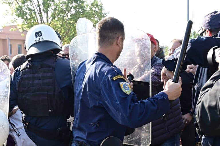 «Αττικόν»: Επεισόδια ανάμεσα σε ΜΑΤ και εργαζόμενους κατά την επίσκεψη Μητσοτάκη – Έπεσαν χημικά (εικόνες & βίντεο)