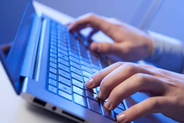 Η Ευρώπη απαγορεύει την πρόσβαση στα social media για παιδιά κάτω των 13 ετών