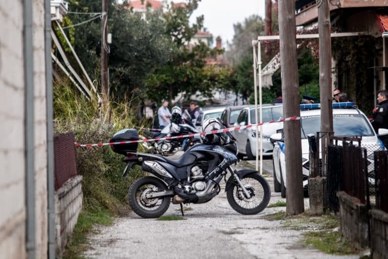 Τρίκαλα: «Δεν είχαν και τόσο καλές σχέσεις» λέει η θεία του 18χρονου που σκότωσε τη μητέρα του (βίντεο)