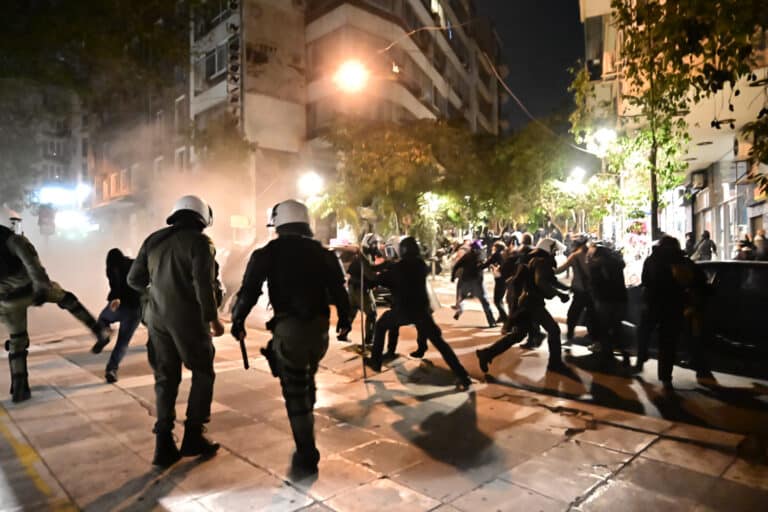 Εξάρχεια: Πέντε συλλήψεις για τα επεισόδια – Τραυματίστηκαν τέσσερις αστυνομικοί