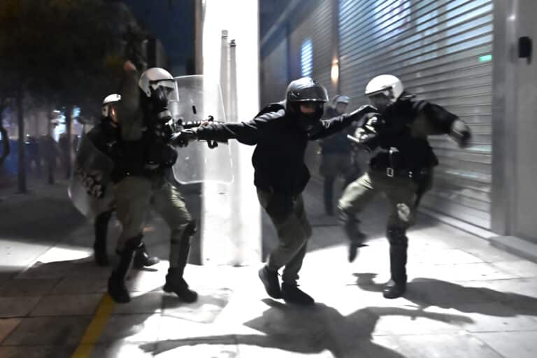 Επεισόδια στα Εξάρχεια: Ένταση στην πορεία για τον θάνατο αναρχικού από έκρηξη στους Αμπελόκηπους (εικόνες) 