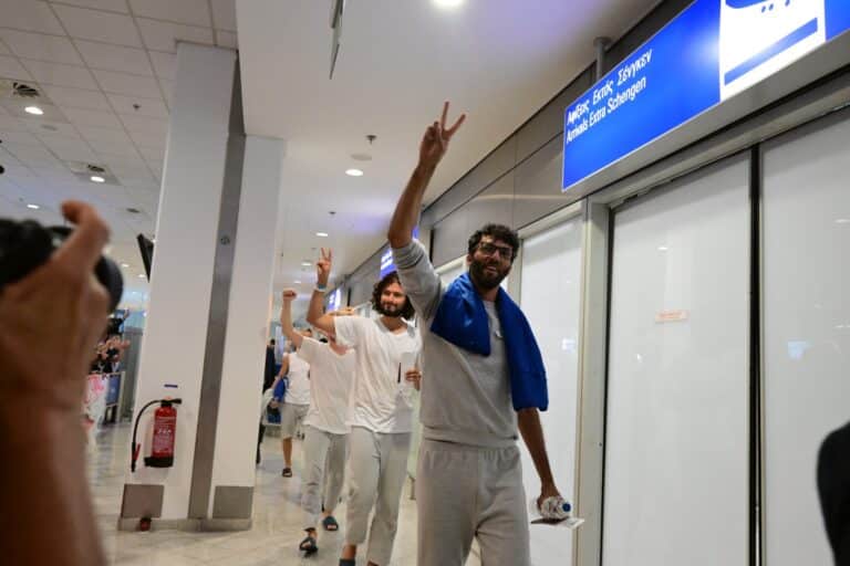 «Global Sumud Flotilla»: Προσγειώθηκε στην Αθήνα το αεροπλάνο με τους 27 Έλληνες ακτιβιστές (εικόνες)