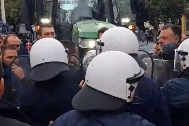 Επεισόδια με αγρότες στη Λιβαδειά: Έσπασαν τον κλοιό της ΕΛ.ΑΣ. και περικύκλωσαν τον υπουργό, Κώστα Τσιάρα (βίντεο)