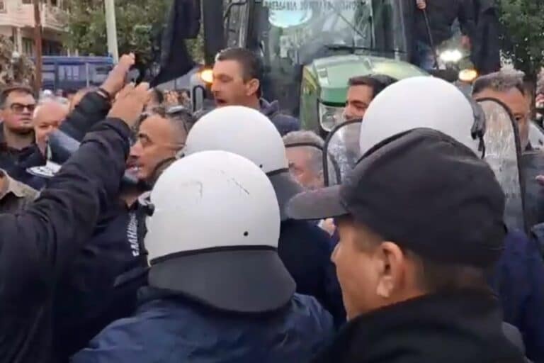 Βοιωτία: Επεισόδια μεταξύ αγροτών και ΜΑΤ έξω από το Διοικητήριο στη Λιβαδειά (βίντεο)