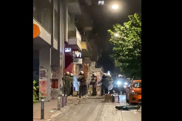 Νύχτα επεισοδίων στα Εξάρχεια: Κουκουλοφόροι συγκρούστηκαν με τα ΜΑΤ – 11 συλλήψεις (βίντεο)