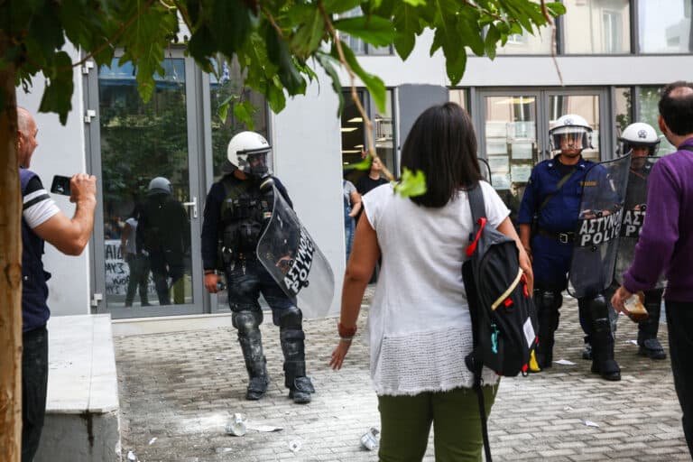 ΕΛ.ΑΣ. για επεισόδια στο Μεταξουργείο: «Άτομα χτύπησαν τους αστυνομικούς, για 15 λεπτά πετούσαν μπουκάλια και ξύλα»