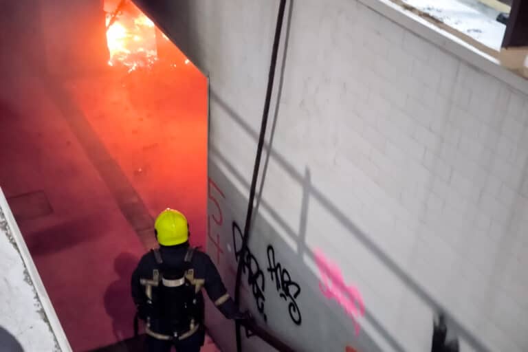 Φωτιά σε υπόγεια διάβαση στη Λεωφόρο Συγγρού – Ξεκίνησε από σκουπίδια (εικόνες)