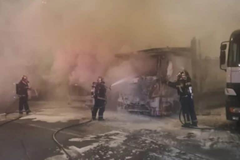 Ηράκλειο: Φωτιά σε δύο νταλίκες στο λιμάνι – Μεγάλη κινητοποίηση της Πυροσβεστικής