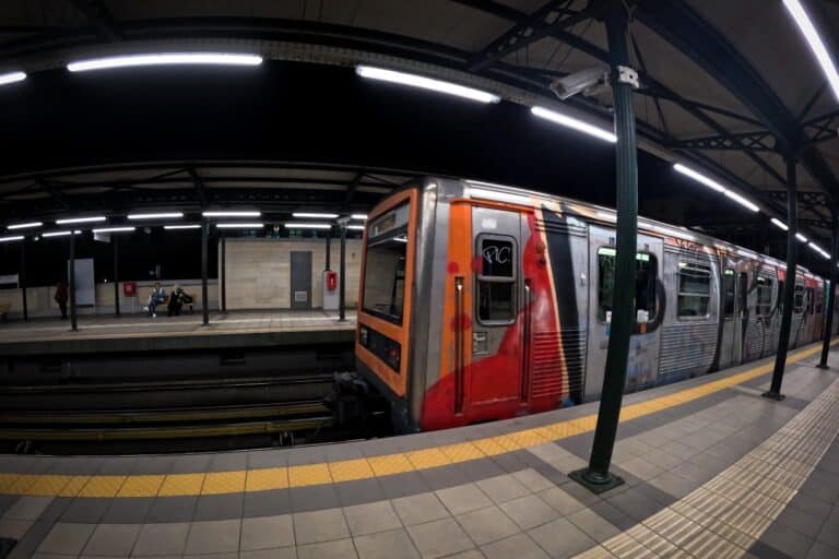 Καλλιθέα: Εξαρθρώθηκε συμμορία που άρπαζε αλυσίδες από πεζούς – Συνελήφθησαν τέσσερα άτομα, οι δύο ανήλικοι