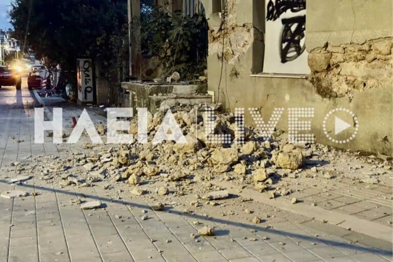 Πύργος: Κατέρρευσε ετοιμόρροπο κτίριο – Ζημιές σε αυτοκίνητα, γλίτωσαν από θαύμα οι περαστικοί