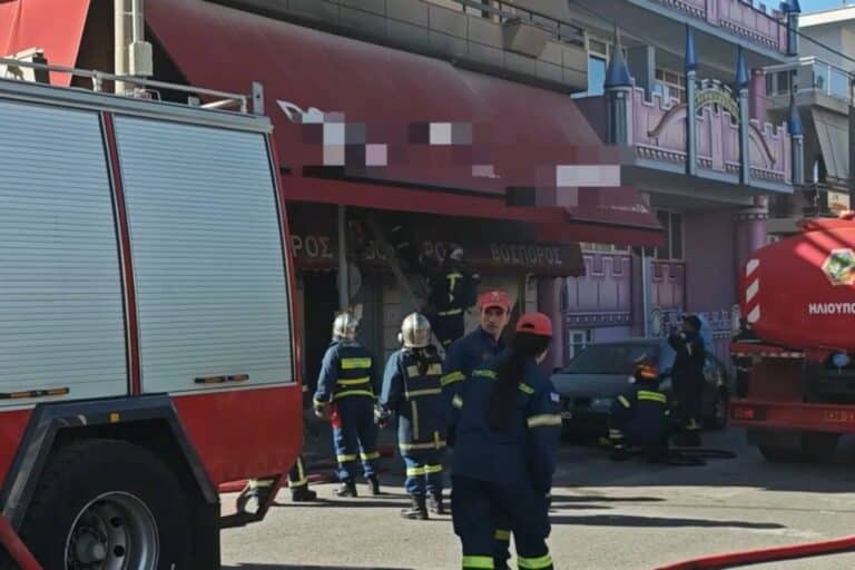 Ηλιούπολη: Ξέσπασε φωτιά σε πατάρι καταστήματος εστίασης