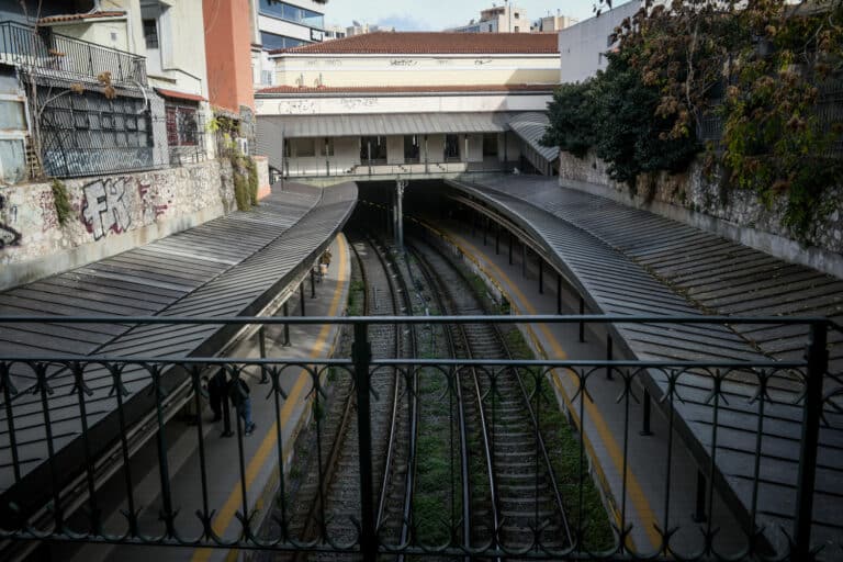 «SOS» για τον ΗΣΑΠ Μοναστηράκι: Σάπια σίδερα πάνω από τα κεφάλια των επιβατών – Τι απαντά η ΣΤΑΣΥ (βίντεο)