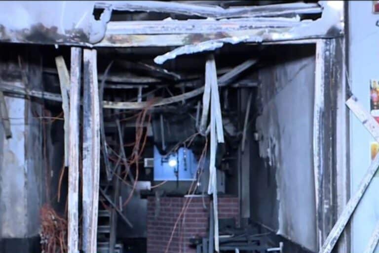 Λιοσίων: Φωτιά σε καφετέρια – Συναγερμός τα ξημερώματα στην πολυκατοικία (βίντεο)