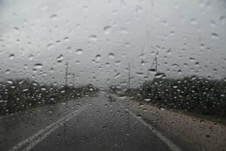 Κακοκαιρία: Μπαράζ μηνυμάτων του 112 – Πού αναμένονται ισχυρές βροχές, καταιγίδες και χαλάζι