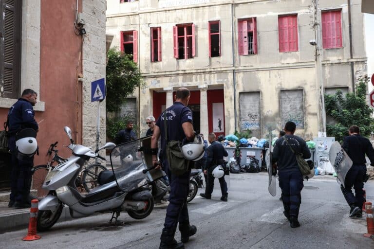 Ηράκλειο: Συνελήφθησαν έξι άτομα για την επίθεση στον Βορίδη από την κατάληψη «Ευαγγελισμός» – Πώς έφτασε στα ίχνη τους η ΕΛ.ΑΣ.