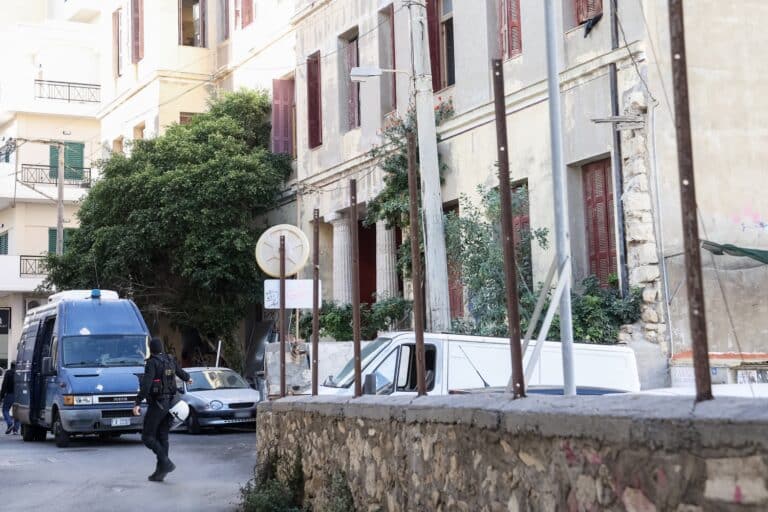 Ηράκλειο: Έφοδος της ΕΛ.ΑΣ. στην κατάληψη του «Ευαγγελισμού» – Συνελήφθησαν έξι άτομα για την επίθεση στον Βορίδη  (βίντεο)