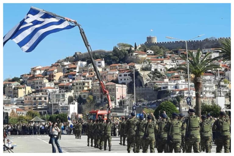 Πτώση drone κατά τη διάρκεια της παρέλασης στην Καβάλα – Οι παρελαύνοντες δεν σταμάτησαν