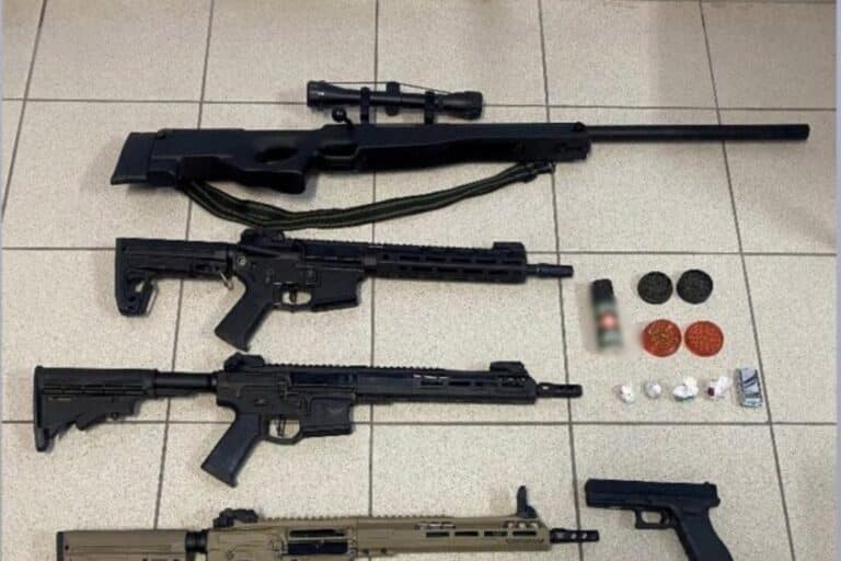 Κιάτο: Αστυνομικοί της ΟΠΚΕ συνέλαβαν δύο άτομα για ναρκωτικά – Είχαν όπλα και πιστόλι στο σπίτι τους