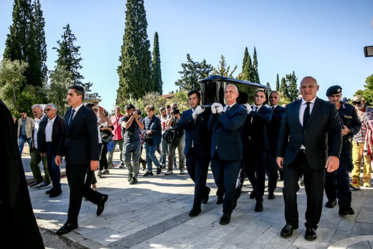 Τελευταίο χειροκρότημα στον Διονύση Σαββόπουλο – Τελέστηκε η κηδεία του σπουδαίου καλλιτέχνη (εικόνες & βίντεο)
