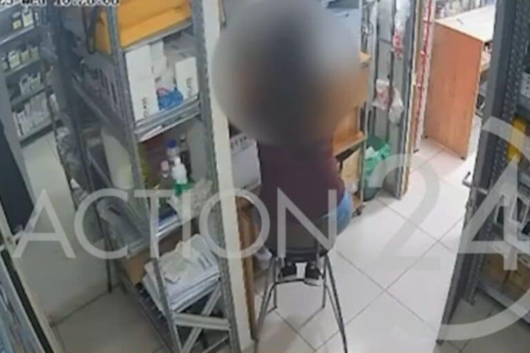 Θεσσαλονίκη: Δύο κουκουλοφόροι «μπούκαραν» σε κατάστημα και άρπαξαν 47 κινητά αξίας 52.000 ευρώ (βίντεο)