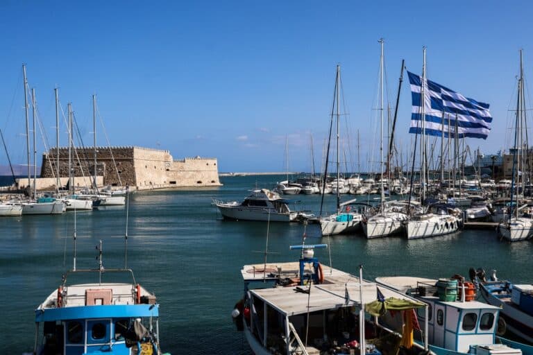 Κρήτη: Γιγαντιαία ελληνική σημαία 1.440 τ.μ. υψώθηκε στο λιμάνι του Ηρακλείου (εικόνα & βίντεο)