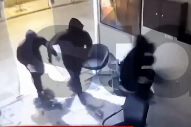 Λάρισα: Νεαροί κακοποιοί «άνοιξαν» 16 επιχειρήσεις γκρεμίζοντας τζαμαρίες – Πάνω από 40.000 ευρώ η λεία τους (βίντεο)