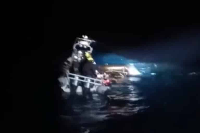 Μυτιλήνη: Το Λιμενικό εντόπισε τέσσερις σορούς μεταναστών και διέσωσε άλλους 31 αλλοδαπούς (βίντεο)