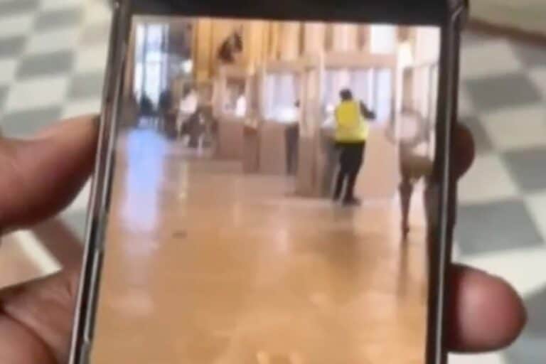 Παρίσι: Δύο άνδρες συνελήφθησαν για τη ληστεία στο Λούβρο – Ο ένας ετοιμαζόταν να πάρει πτήση για άλλη χώρα