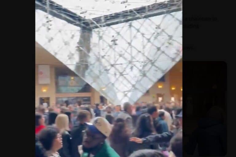 Συναγερμός στο Παρίσι: Ληστεία στο μουσείο του Λούβρου – Τρεις δράστες έκλεψαν κοσμήματα από την περίοδο του Ναπολέοντα