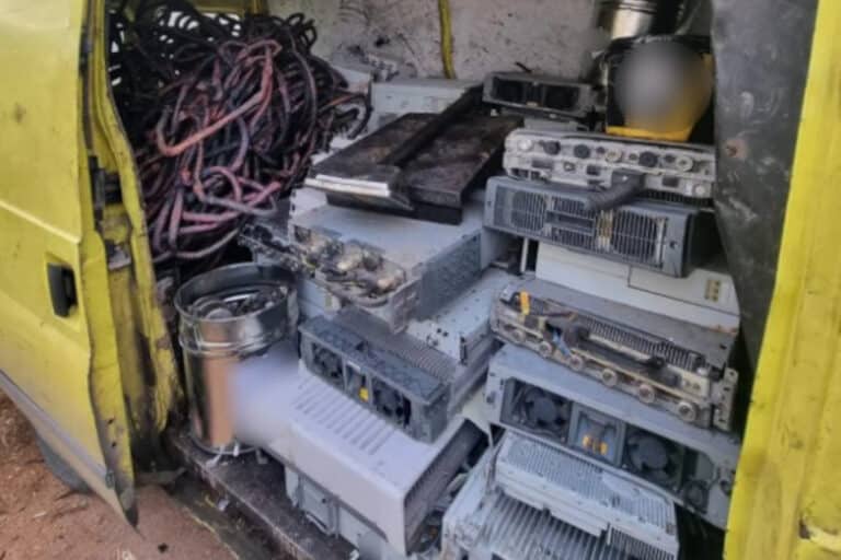 Μάνδρα: Εμπορεύονταν… καταλύτες, μπαταρίες οχημάτων και χαλκό – Τρεις συλλήψεις από την Ομάδα ΔΙ.ΑΣ. (εικόνες)