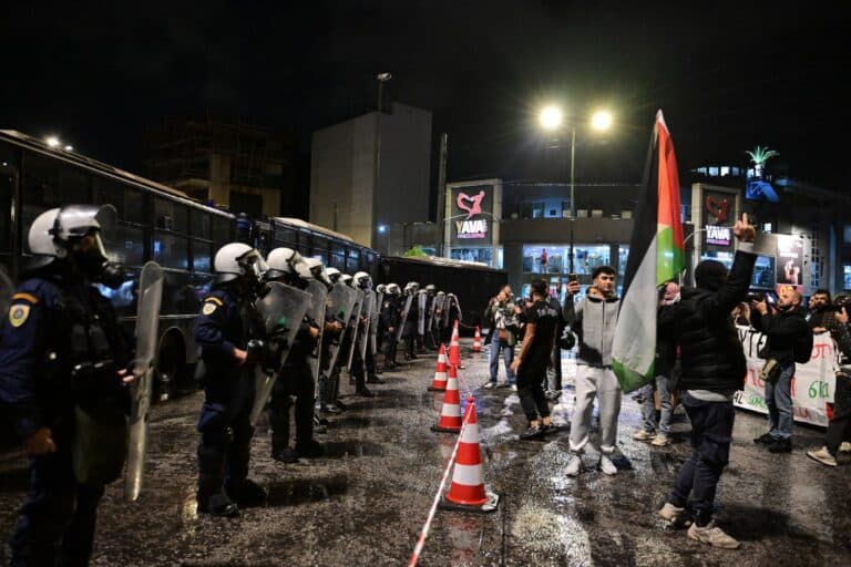 Επεισόδια στην Πανόρμου: Κουκουλοφόροι πέταξαν μολότοφ στα ΜΑΤ