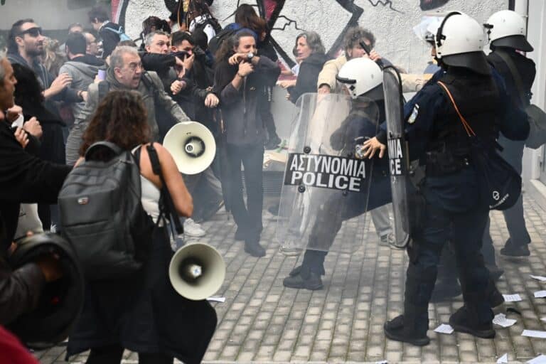 Επεισόδια στην Πρωτοβάθμια Αθηνών με εκπαιδευτικούς – Η Αστυνομία έριξε χημικά (βίντεο)