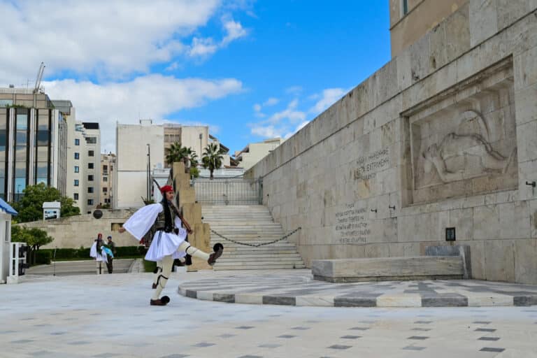 Πολιτική «θύελλα» για τον Άγνωστο Στρατιώτη και τη φύλαξή του από την ΕΛ.ΑΣ. – Δριμεία κριτική από την αντιπολίτευση