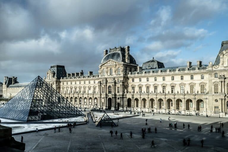 Παρίσι: Σε μόλις επτά λεπτά έγινε η ληστεία στο μουσείο του Λούβρου – Ανεκτίμητης αξίας τα κοσμήματα που κλάπηκαν 