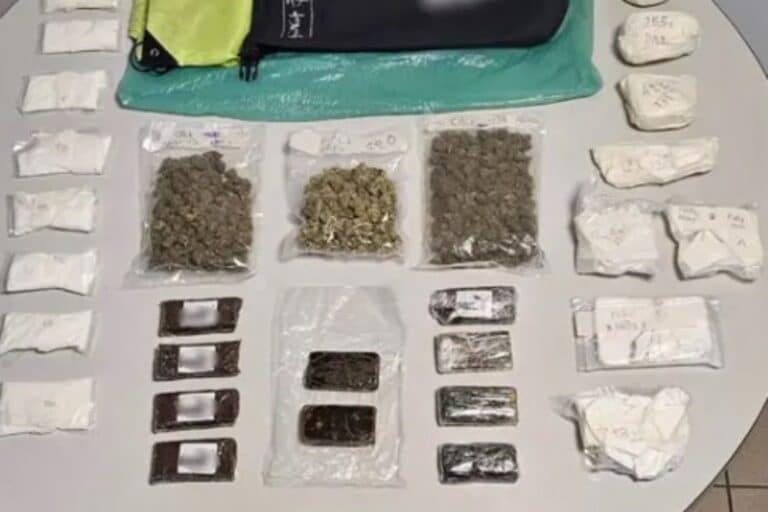 Θεσσαλονίκη: Συνελήφθη 42χρονη που είχε 1,5 κιλό κοκαΐνης και σοκολάτα χασίς για λογαριασμό κρατούμενου (βίντεο)