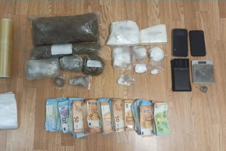 Αττική: Συνελήφθη 47χρονος για διακίνηση κοκαΐνης και κάνναβης – Έκρυβε τα ναρκωτικά σε κοτέτσι (βίντεο)