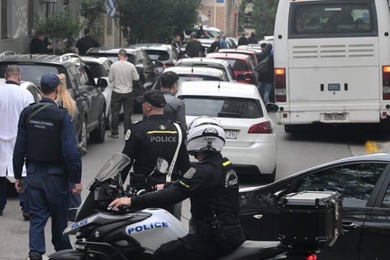 ΟΠΕΚΕΠΕ: Με κονβόι 25 ΙΧ μεταφέρθηκαν οι 37 συλληφθέντες στη ΓΑΔΑ – Η ανακοίνωση της ΕΛ.ΑΣ. για την εξάρθρωση της «μαφίας» (εικόνες & βίντεο)