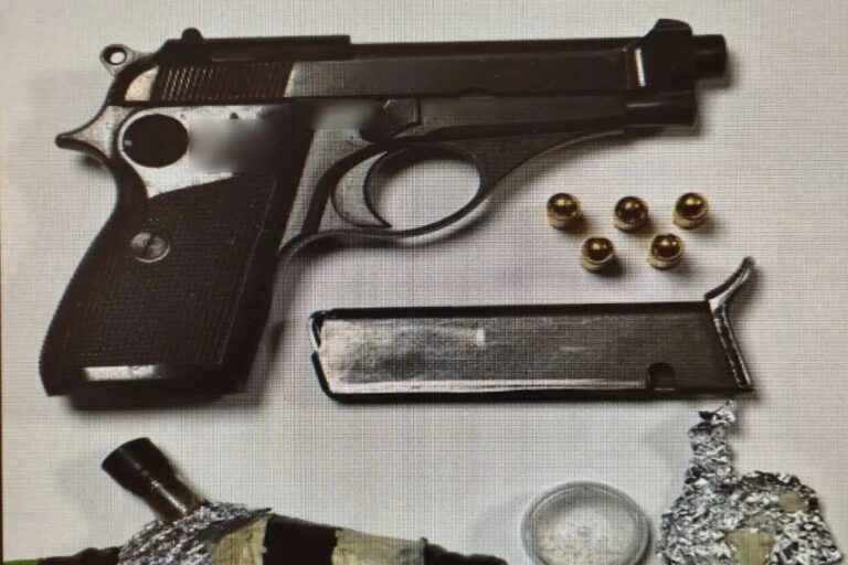 Σύλληψη σε νυχτερινό κέντρο της Αττικής για όπλα και ναρκωτικά