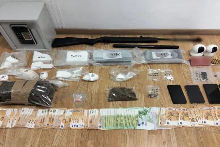 Πειραιάς: Εξαρθρώθηκε εγκληματική οργάνωση που διακινούσε ναρκωτικά – Κατασχέθηκαν πάνω από 3,8 κιλά κοκαΐνης (βίντεο)