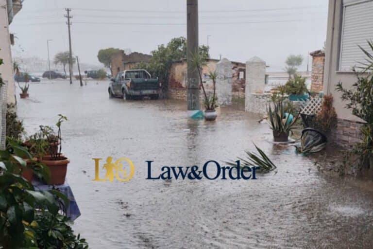 Πλημμύρισαν οι δρόμοι στο Αιτωλικό – Ακαθάριστα φρεάτια καταγγέλλουν οι κάτοικοι (εικόνες & βίντεο)